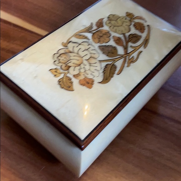 Beautiful carved wood jewelry /music box - Picture 2 of 6